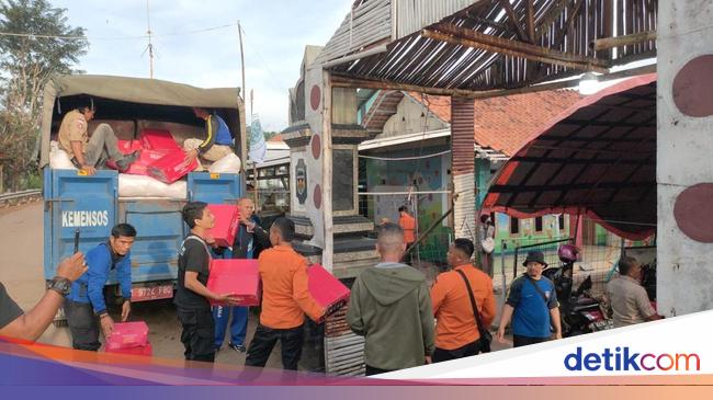 Kemensos Kirim Bantuan Logistik buat Korban Bencana Longsor di Purwakarta