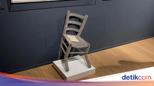 Asyik Foto, Pria Rusak Kursi Kristal Van Gogh di Museum Italia