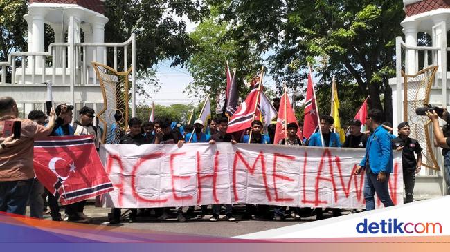 Massa di Aceh Demo Bawa Bendera Bulan Bintang, Tolak 4 Pulau Masuk Sumut