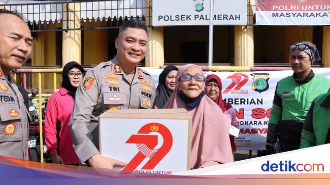 Polres Jakbar Bagikan 2.000 Paket Sembako ke Warga Sambut Hari Bhayangkara