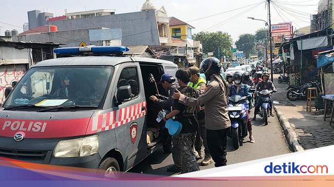 Aparat Gabungan Gelar Razia Preman di Palmerah Jakbar, 20 Orang Ditangkap
