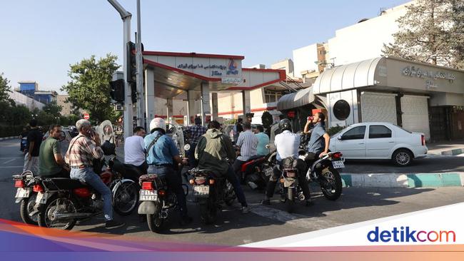 Potret Warga Teheran Serbu SPBU Usai Israel Serang Iran