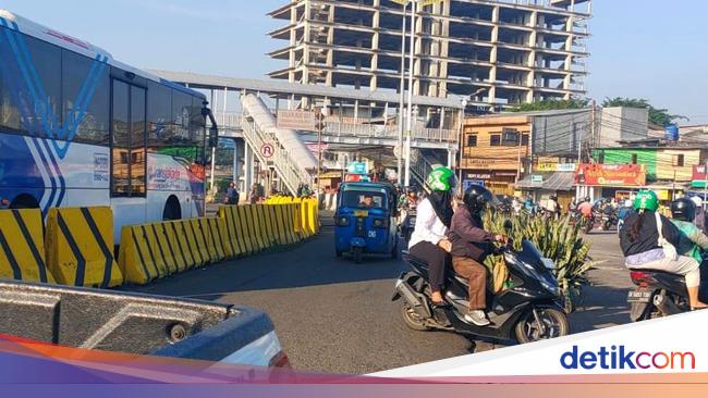 50 Motor Lawan Arah di Otista Jaktim Tak Sadar Ditilang E-TLE Mobil