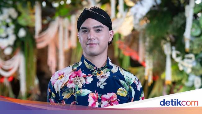 9 Potret Tampan Al Ghazali Siraman, Pakai Beskap Motif Bunga