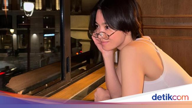 8 Foto Song Hye Kyo Tanpa Makeup di Spanyol, Cantik Natural di Usia 43