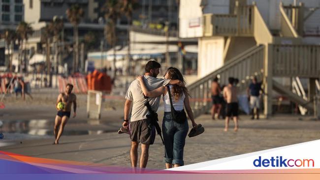 Ada Rudal Iran, Warga Israel Pilih Santai di Pantai