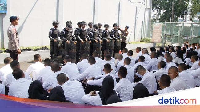Brimob Polda Metro Latih CPNS Lapas Cipinang dalam Penanganan Kerusuhan