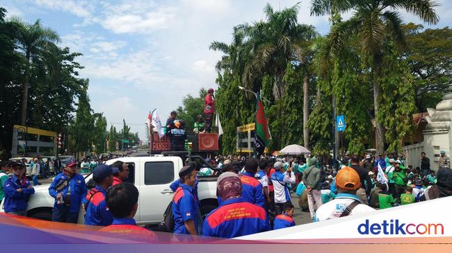 Buruh Kepung Gedung DPRD Cilegon Imbas Anggota Dewan Tabrak Pendemo