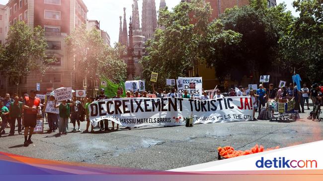 Warga Barcelona Gerah Diserbu Pelancong, Usir Turis dengan Semprotan Air