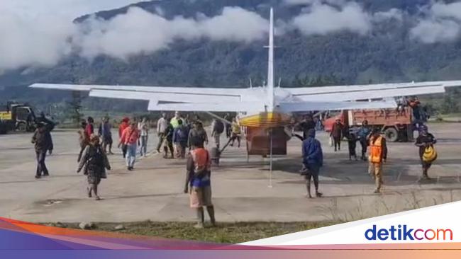 TNI-Polri Pukul Mundur KKB Jeki Murib yang Tembaki Bandara Aminggaru Ilaga