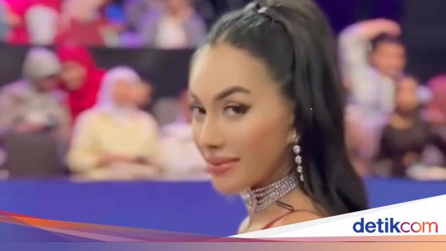 Ngilu! Denada Adaptasi Bentuk Hidung Baru, Terbentur Tumbler hingga Kaca Mobil