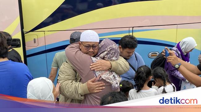 Disambut Tangis Haru, Jemaah Haji Diteror Bom di Pesawat Tiba di Depok
