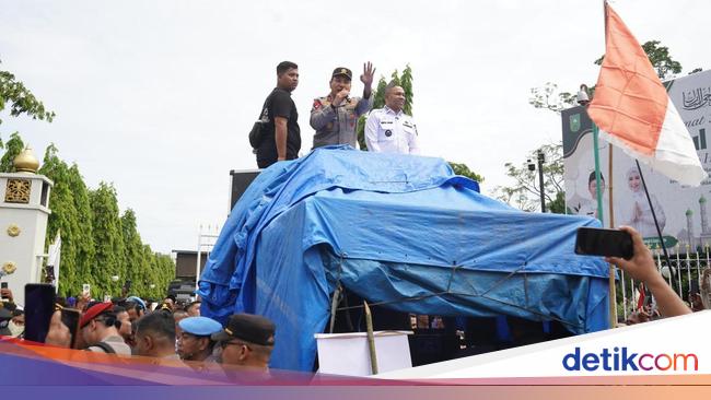 Kapolda Riau Turun Temui Massa Demo TN Tesso Nilo depan Kantor Gubernur