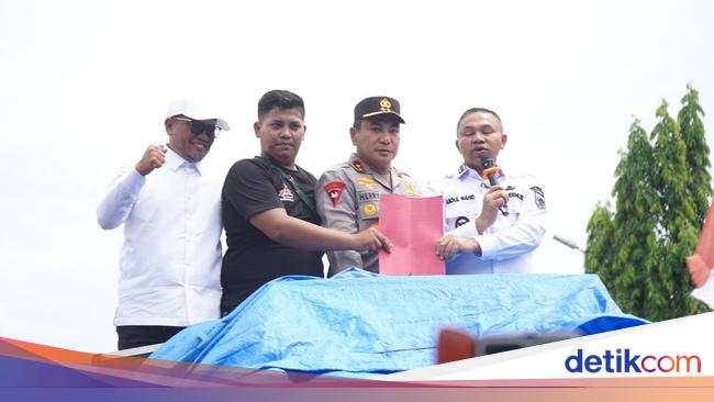 Puluhan Warga Pecahkan Pintu Kantor Gubernur Riau Tolak Relokasi TNTN