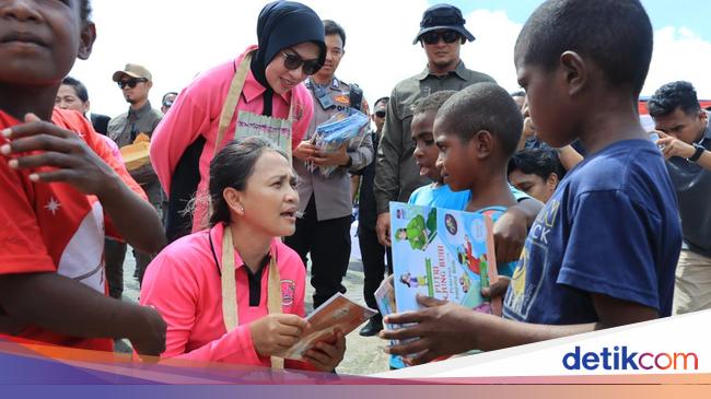 Potret Antusias Warga Sorong Hadiri Baksos 'Bhayangkari Peduli'