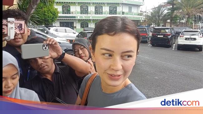 Kimberly Ryder Desak Edward Akbar Hadiri Mediasi Penggelapan Mobil