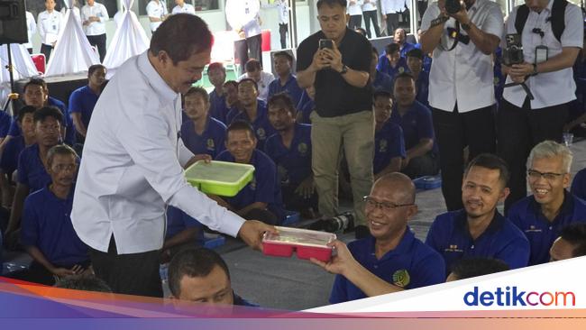 Momen Menteri Imipas dan Napi Lapas Semarang Bertukar Ompreng Makan Siang