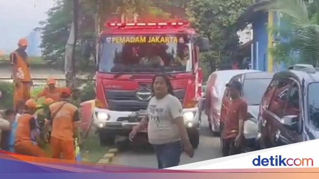 Parah! Damkar Terhambat Gara-gara Mobil Parkir Liar