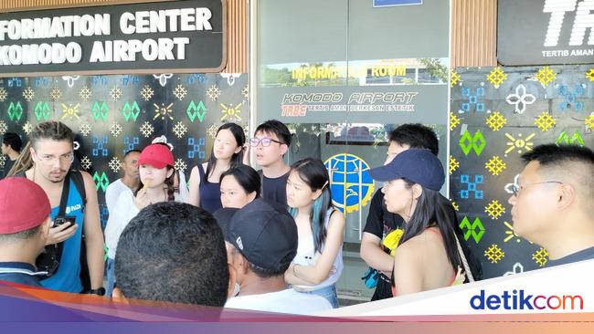 Lewotobi Erupsi, Puluhan Turis Asing Naik Boat Tinggalkan Labuan Bajo