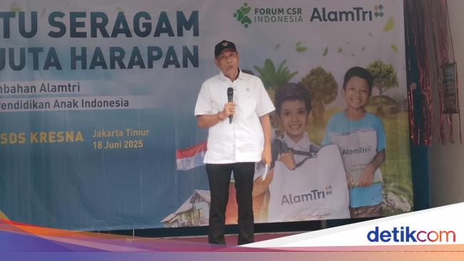 Wamensos Bagikan Seragam Sekolah untuk 10 Ribu Siswa: Semua Harus Sekolah