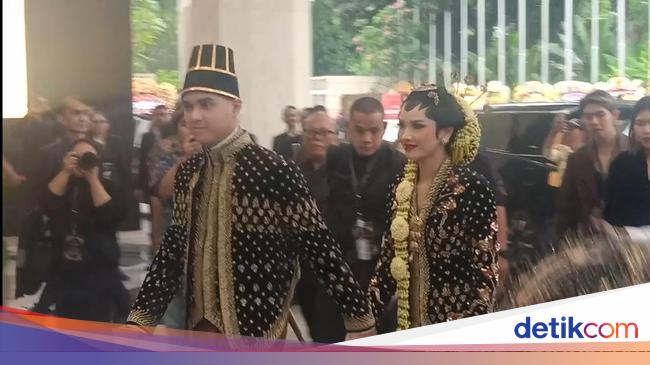 Al Ghazali dan Alyssa Daguise Elegan dalam Balutan Busana Pengantin Jawa