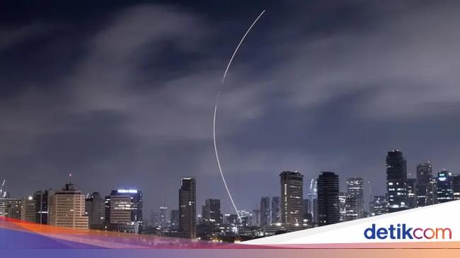 Iran-Israel Lanjutkan Serangan, Trump Pertimbangkan Campur Tangan AS