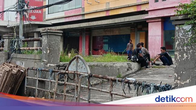 Mal Bekasi Ini Buka Setahun Sekali, Sehari-hari Jadi Tempat Tidur Pemulung