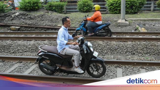 Nekat Masuk Jalur Kereta, Siap-siap Didenda Rp 15 Juta!