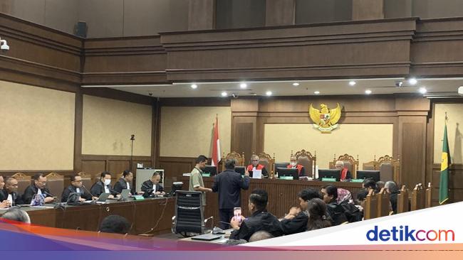 Eks Hakim MK Maruarar Siahaan Jadi Saksi Meringankan di Sidang Hasto