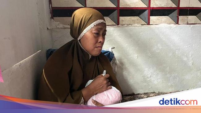 Tangisan Ibu Bawa Plastik Isi Bagian Tubuh Korban Tewas Kebakaran di Tebet