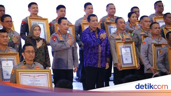 Kapolri Beri Penghargaan Pembangunan Zona Integritas WBK ke Divisi Humas Polri