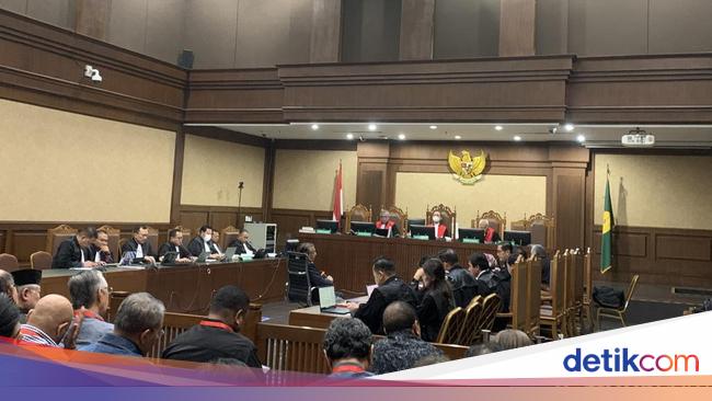 Eks Hakim MK di Sidang Hasto Ibaratkan Alat Bukti Tak Sah seperti Pohon Beracun