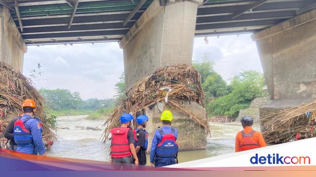 Pencarian Pemuda Hanyut di Sungai Cileungsi Bogor Dilanjutkan Besok Pagi