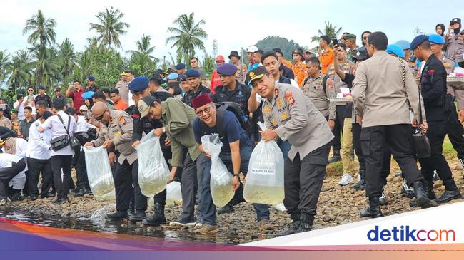 HUT Bhayangkara, Polda Riau Tanam 79 Pohon-Lepas 7.900 Ikan Lomak di Kampar