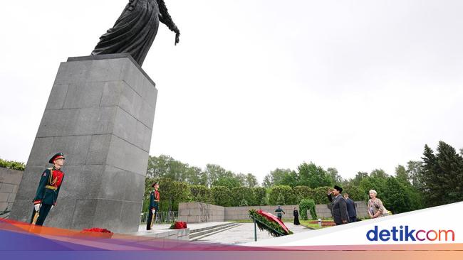 Prabowo Letakkan Karangan Bunga di Makam Korban Pengepungan Leningrad