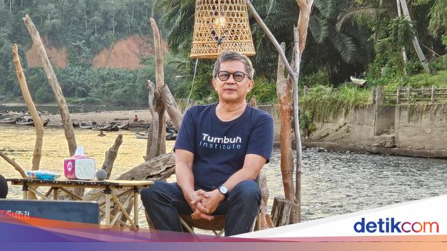 Diskusi di Riau, Rocky Gerung Cerita soal Pohon 'Datang' ke Pengadilan