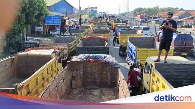 Akses Tol Palimanan Diblokade Sopir Truk Protes Aturan Overdimension Overload
