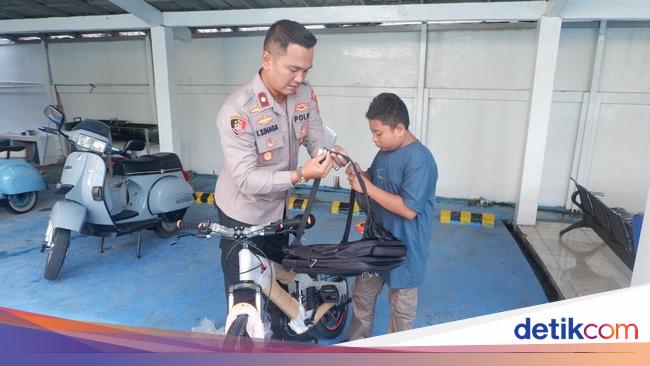 Kapolsek Pademangan Beri Warga Sepeda-Tas untuk Bantu Aktivitas Sehari-hari