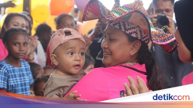 Ketum Bhayangkari Salurkan Sembako-Gelar Khitanan Massal di Raja Ampat