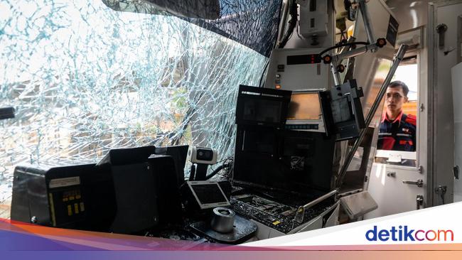 Mobil Box Tertabrak KRL di Tangerang, KAI Tempuh Jalur Hukum!