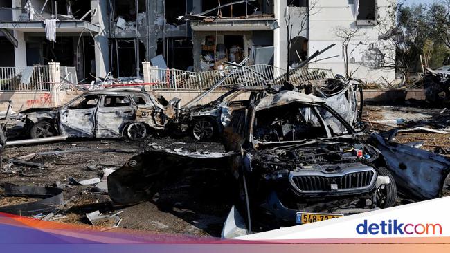 Mobil-mobil Hancur Usai Serangan Rudal Iran Menghantam Israel
