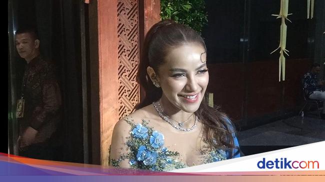 Olla Ramlan Padukan Kebaya dengan Celana Panjang Saat Kondangan