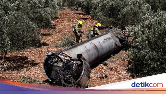 Penampakan Puing-puing Rudal Iran di Wilayah Israel