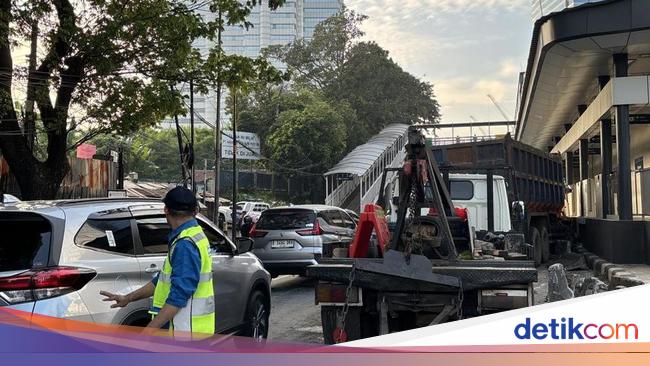 Sempat Bikin Macet, Truk Tabrak Halte TransJ di Gatsu Sudah Dievakuasi