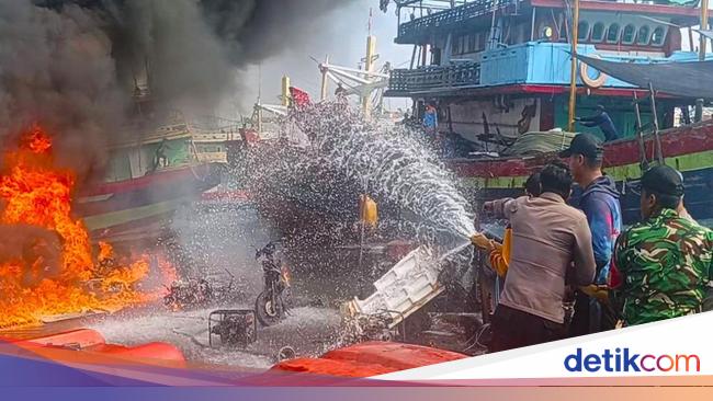 Polda Jateng Gerak Cepat Bantu Padamkan Kebakaran Kapal di Pelindo