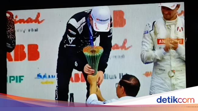 Momen Pramono Serahkan Piala ke Juara Formula E Jakarta Dan Ticktum