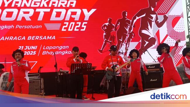 Kompak! Kapolri dan Panglima TNI 'Ngerock' Bareng di Bhayangkara Sport Day