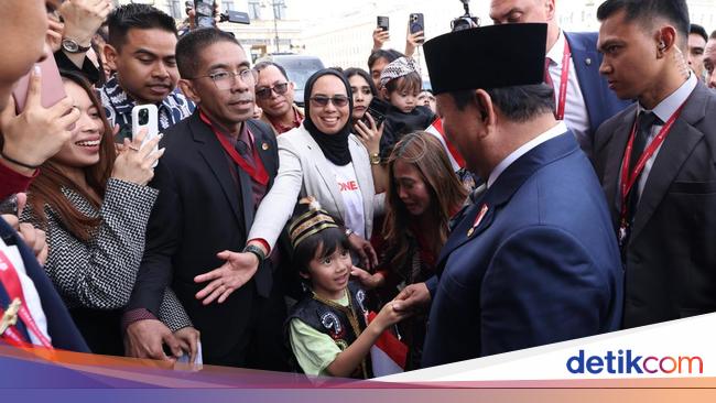 Polosnya Anak WNI di Rusia Minta Prabowo Belikan Lego Saat Bertemu