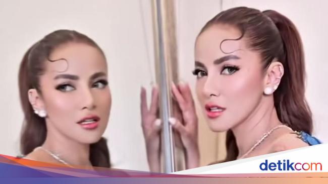 Penampilan Olla Ramlan Berkebaya, Celana Panjang dan Tenteng Hermes