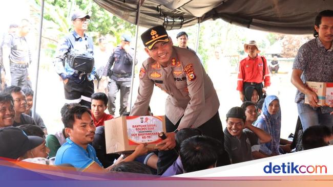 HUT Bhayangkara, Polres Siak Turun Beri Bansos ke Korban Kericuhan di PT SSL